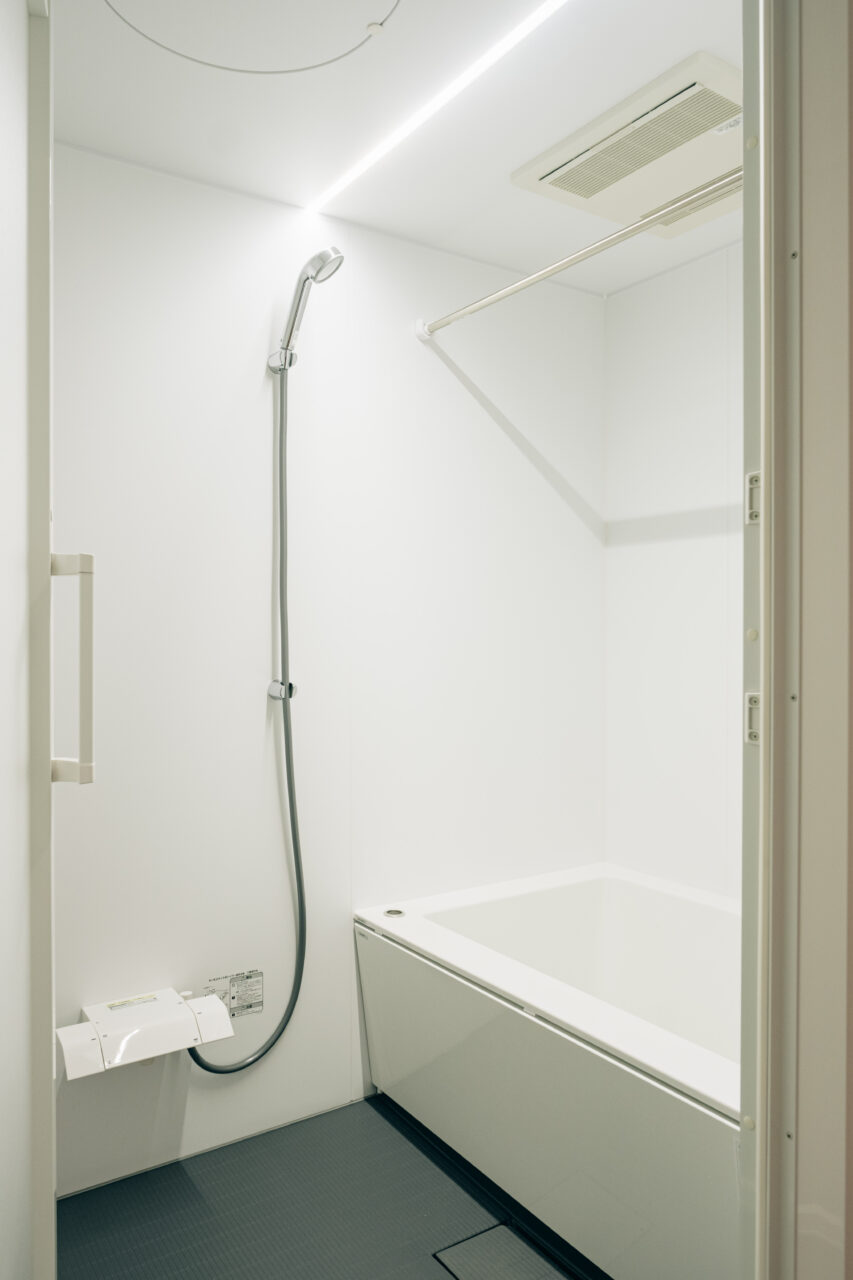 スタイリッシュな照明のあるユニットバス・浴室の画像